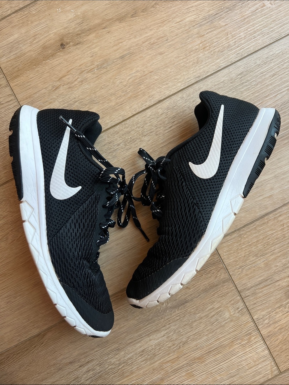 Nike Flex Experience RN 5 Black White Running Shoes Women’s 6.5
